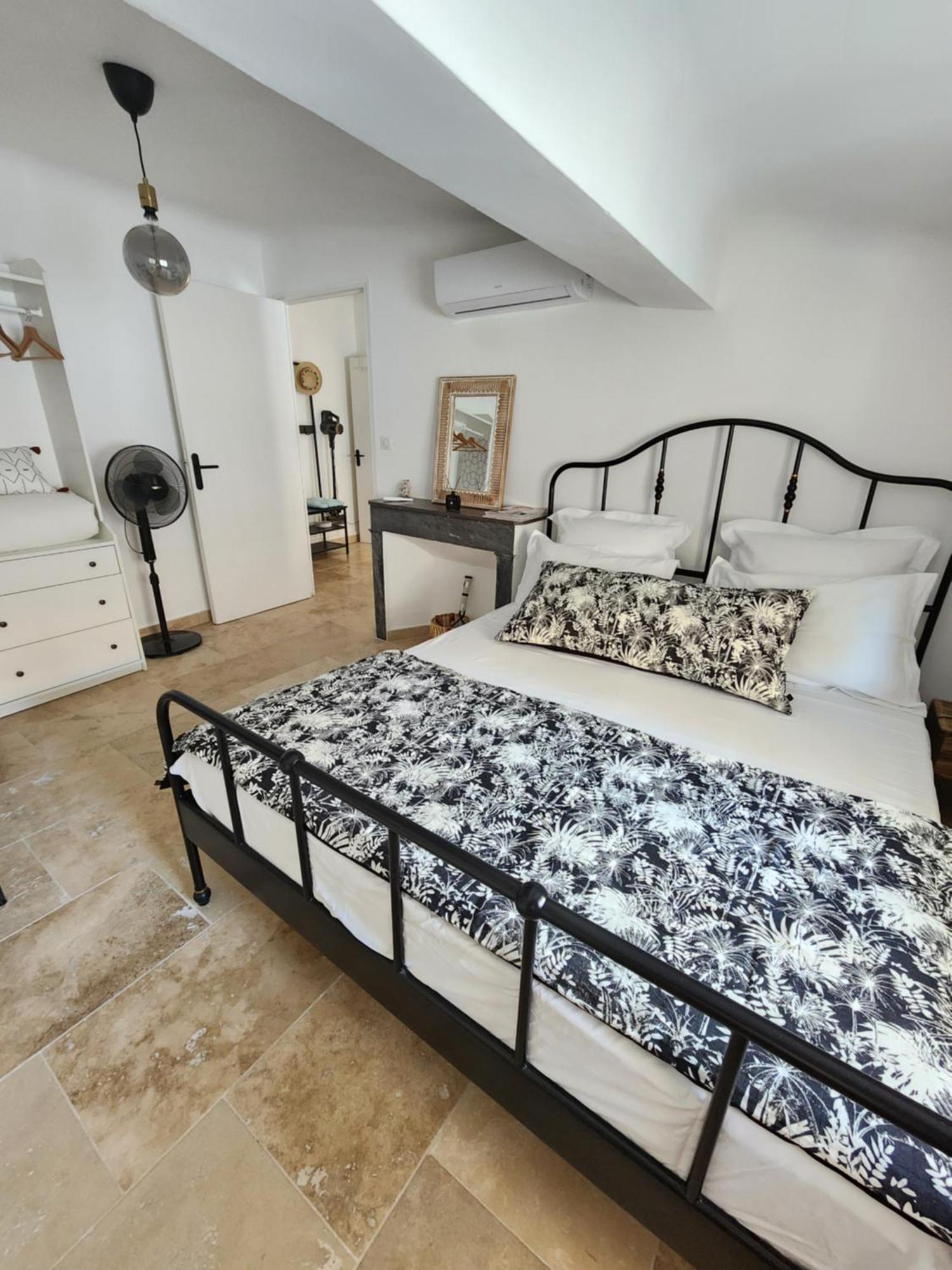 Le Beffroi De Gaston Climatise Apartment เอ็ก-ซอง-โพรวองซ์ ภายนอก รูปภาพ